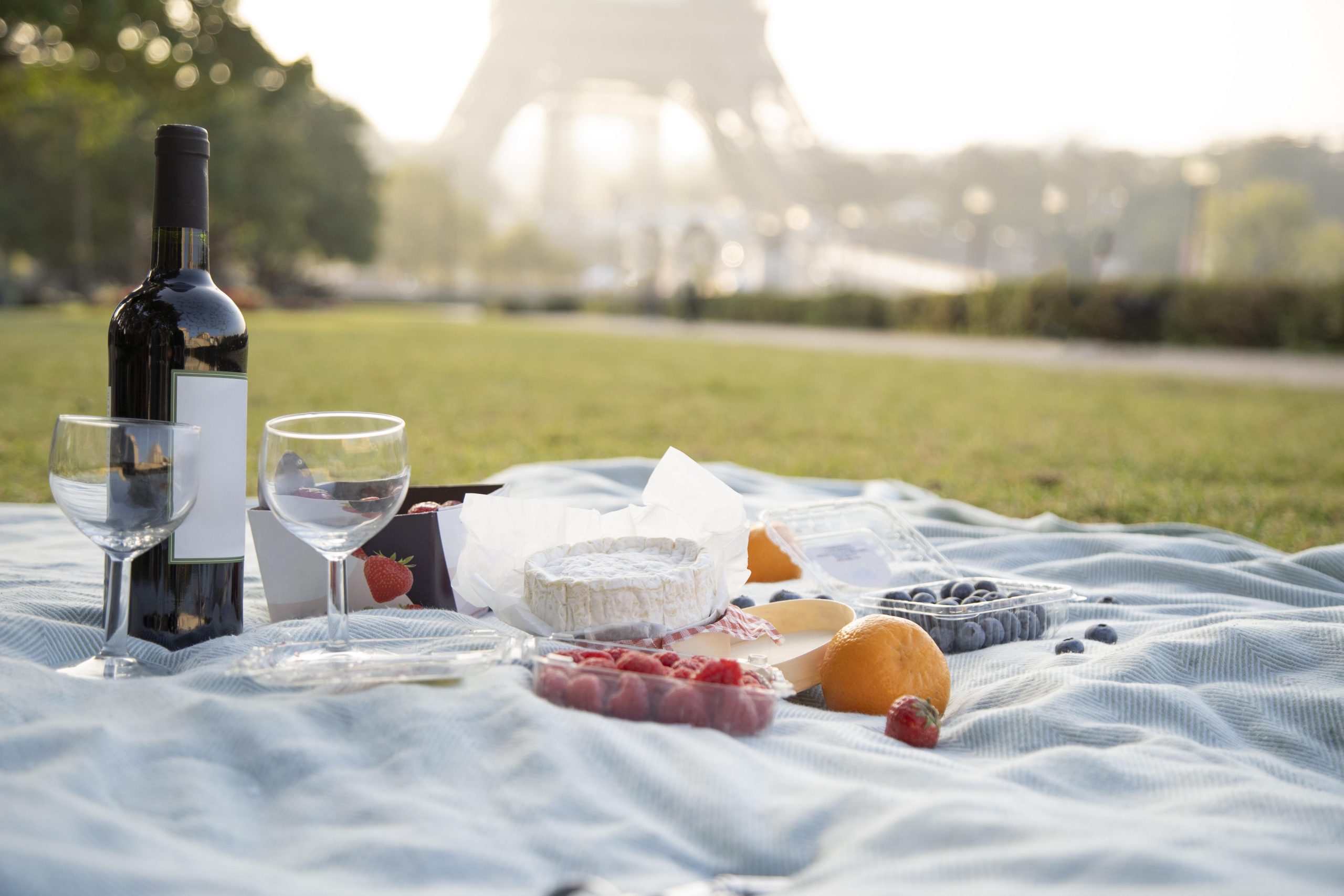 Cele mai emblematice licori din Franta 8 close up picnic near eiffel tower scaled